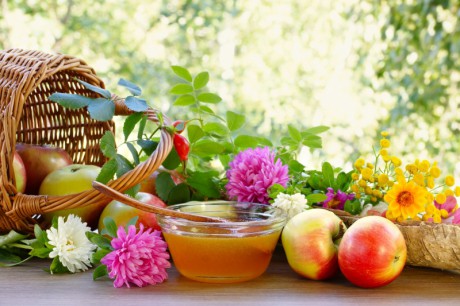 med, jablka a květy